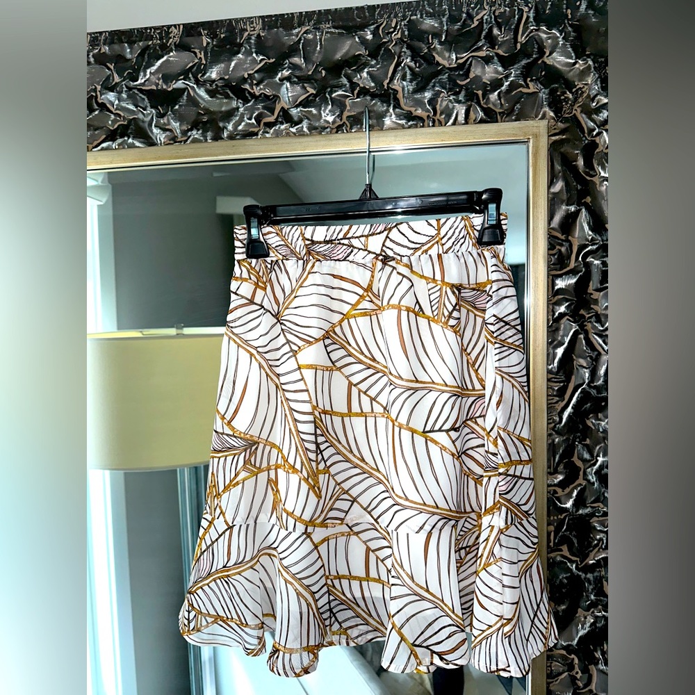Mini skirt ☀️with ruffles and elastic waist size 4 like new excellent condition!